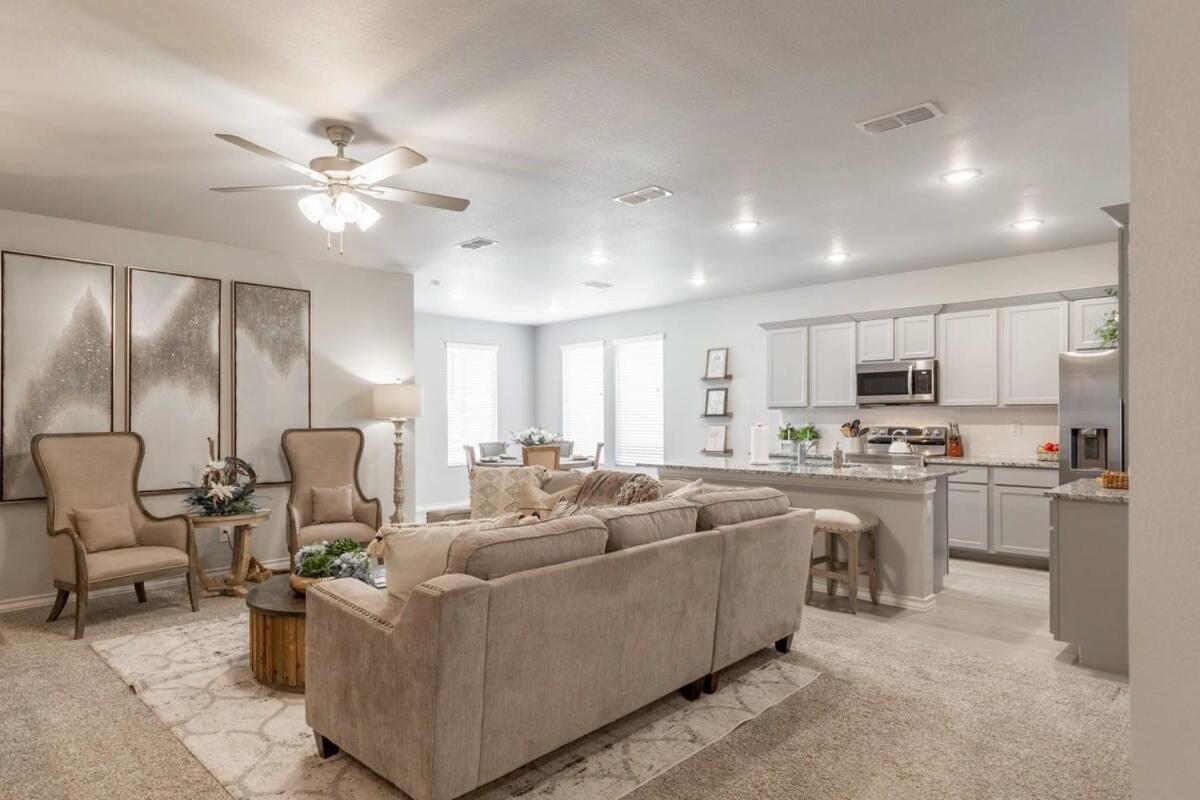 Entire House~ Spacious~ Prime Location~ Backyard 拉伯克 外观 照片