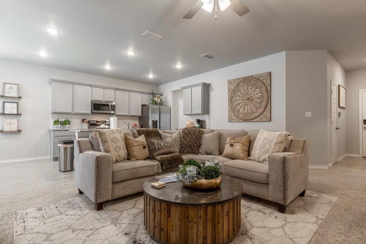 Entire House~ Spacious~ Prime Location~ Backyard 拉伯克 外观 照片